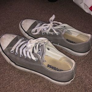 Low top women’s grey converse